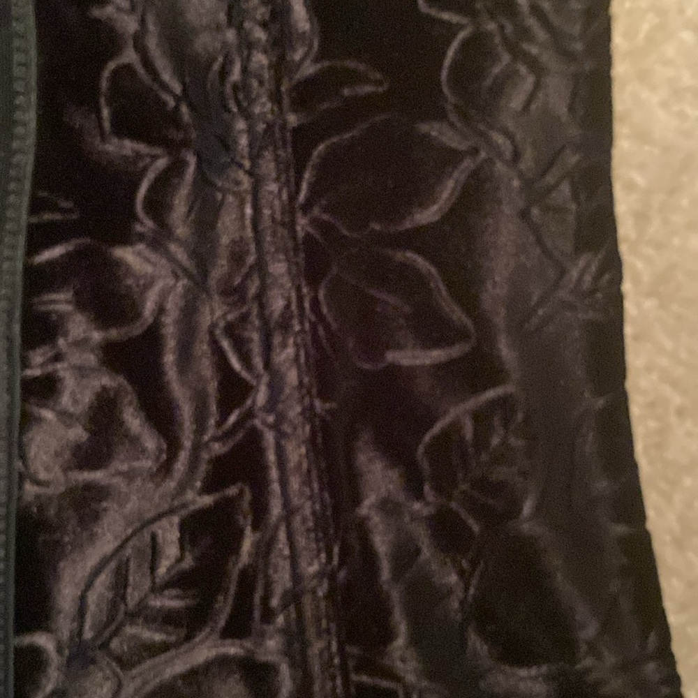 Lovers lane brand velvet corset. Back hooks and push up bra inside - Picture 8 of 15